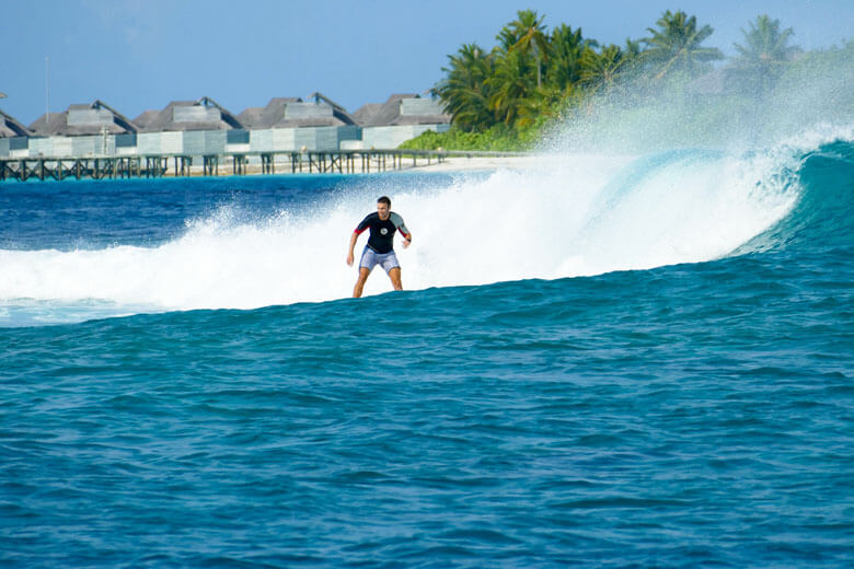 Surfar nas ilhas maldivas